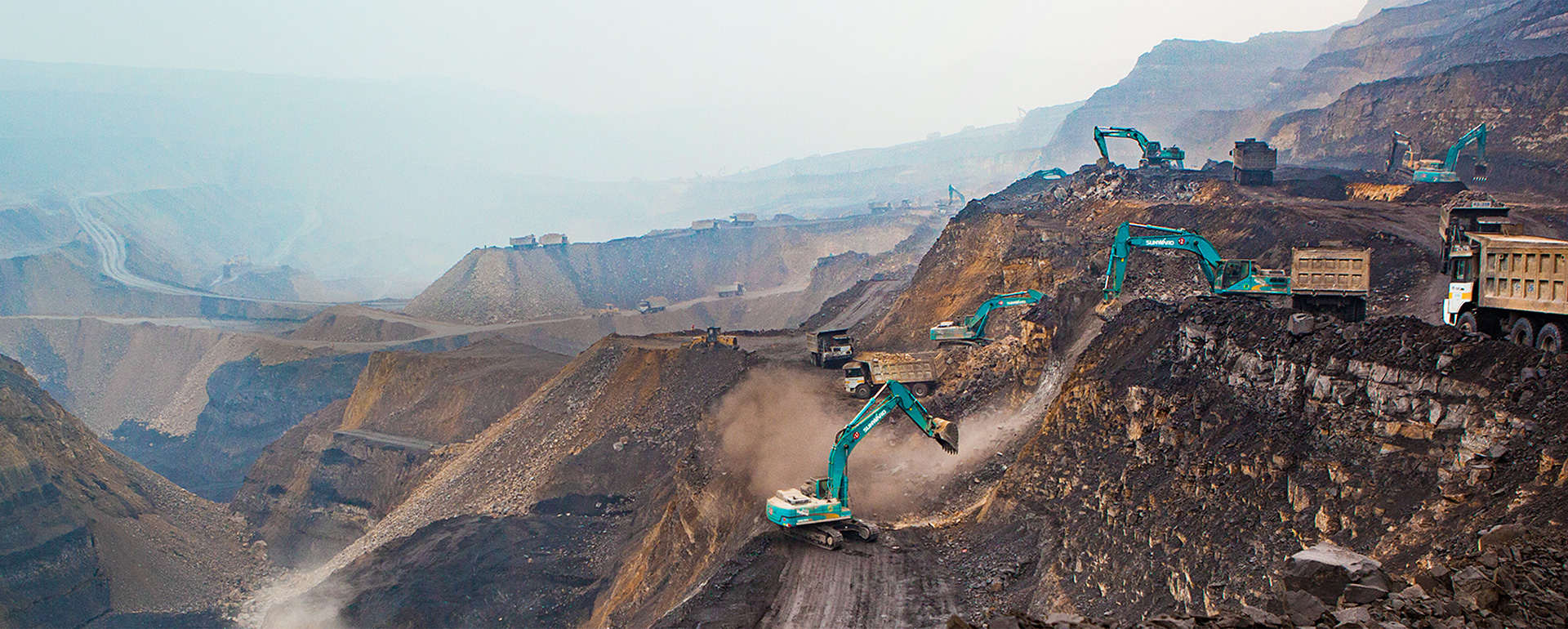 山河挖掘機 在山西 礦山施工