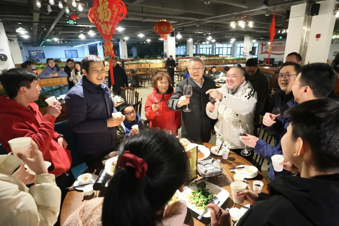 山河智能董事長(cháng)何清華與留廠(chǎng)員工一起過(guò)大年！